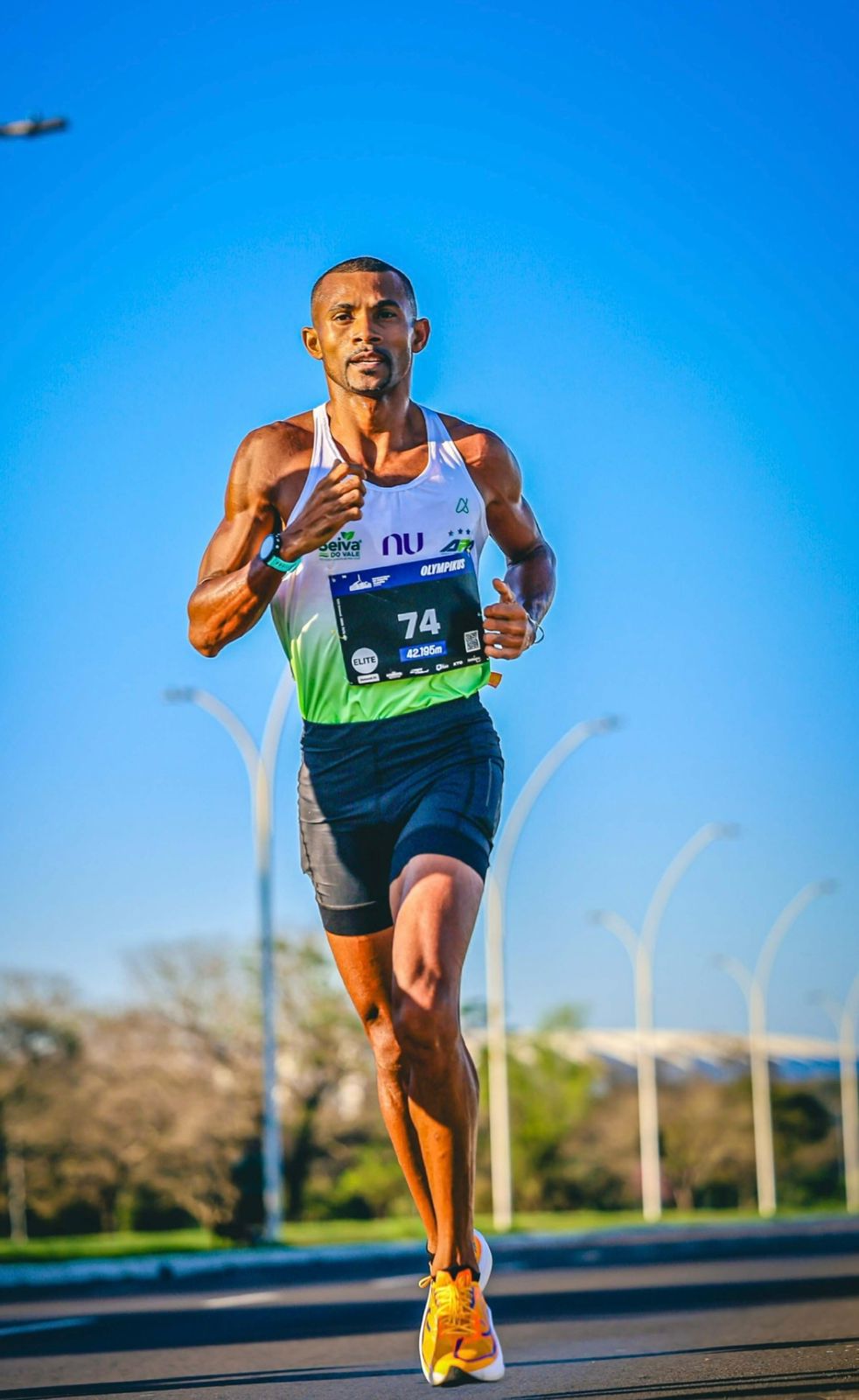 Joílson da Silva competindo na maratona com número de elite